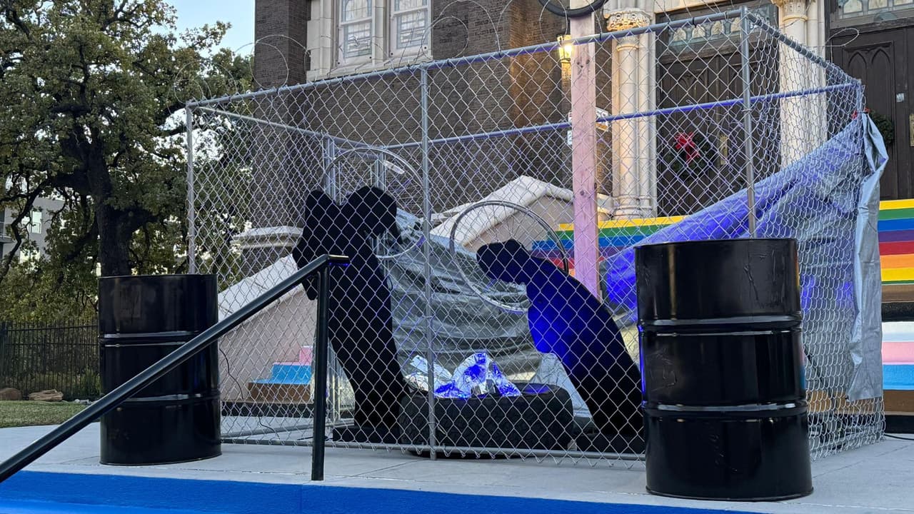 Instalan un “pesebre tras las rejas” en una iglesia de Texas: esta es la historia