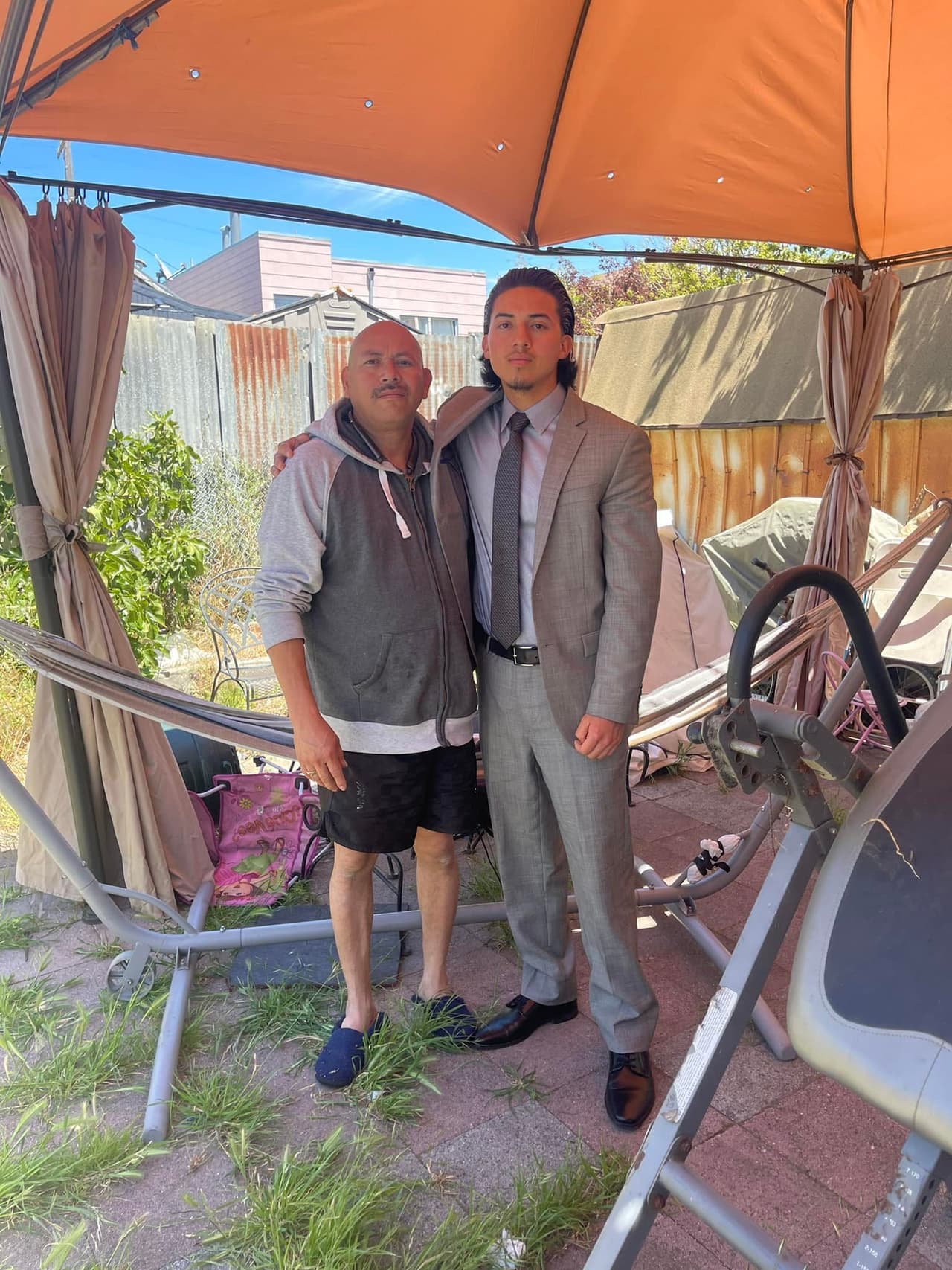 Al hablar sobre sus motivaciones para cometer el crimen, Hernández Flores explicó que recientemente una familiar, presuntamente su hermana, le habría confesado que su padre la abusaba sexualmente, pero esa acusación no ha sido verificada por la Policía.