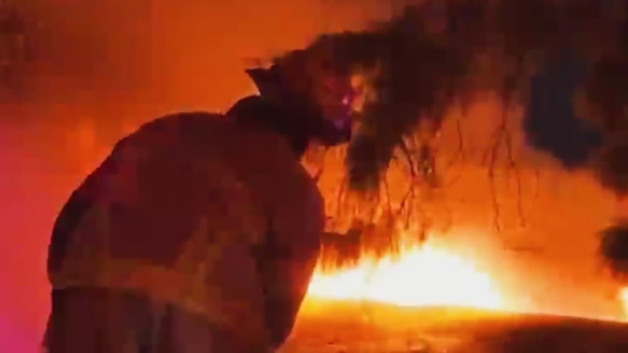 Incendio de segunda alarma consume el hotel Travelodge obligando a evacuar edificios aledaños