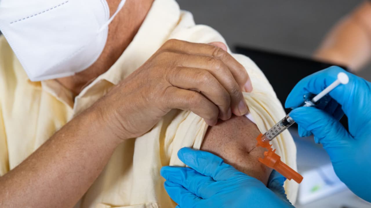 Podría Illinois eliminar el uso obligatorio de mascarilla para la temporada navideña