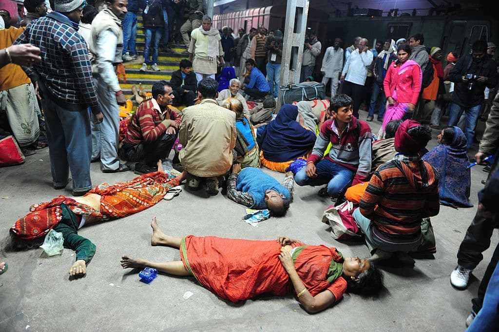 <h3 class="cms-H3-H3">4. India: al menos 115 muertos</h3>
<br>
<br>El 13 de octubre de 2013, una avalancha humana durante una fiesta religiosa en el estado indio de Madhya Pradesh dejó 
<b>al menos 115 muertos, aplastados o ahogados, y más de 110 heridos</b>.
<br>
<br>En el momento del incidente, unas 20,000 personas se hallaban en un puente sobre el río Sindh. Según las autoridades locales, un rumor sobre el posible derrumbe del puente impactado por un tractor generó un movimiento de pánico.
<br>