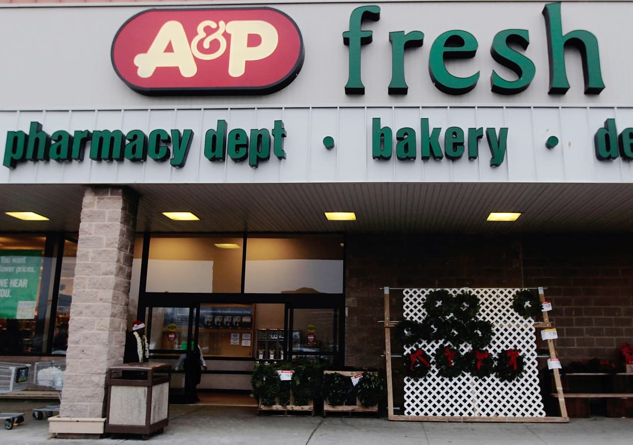 <b>A&P Supermarket. </b>Desapareció en 2015 después de más de 100 años en el negocio. No resistió la competencia con tiendas de comestibles más baratas como Walmart o cadenas de gama alta como Whole Foods. Pidió protección por bancarrota por primera vez en 2010, pero en 2015 cerró definitivamente después de declararse en quiebra por segunda vez.