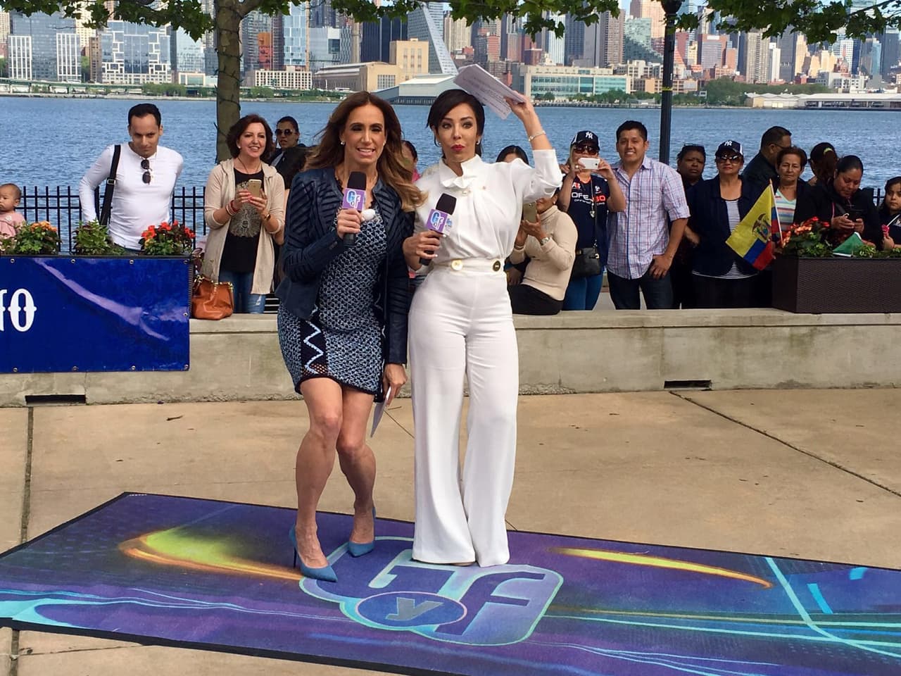 Así se divierten durante comerciales Lili y Gelena
