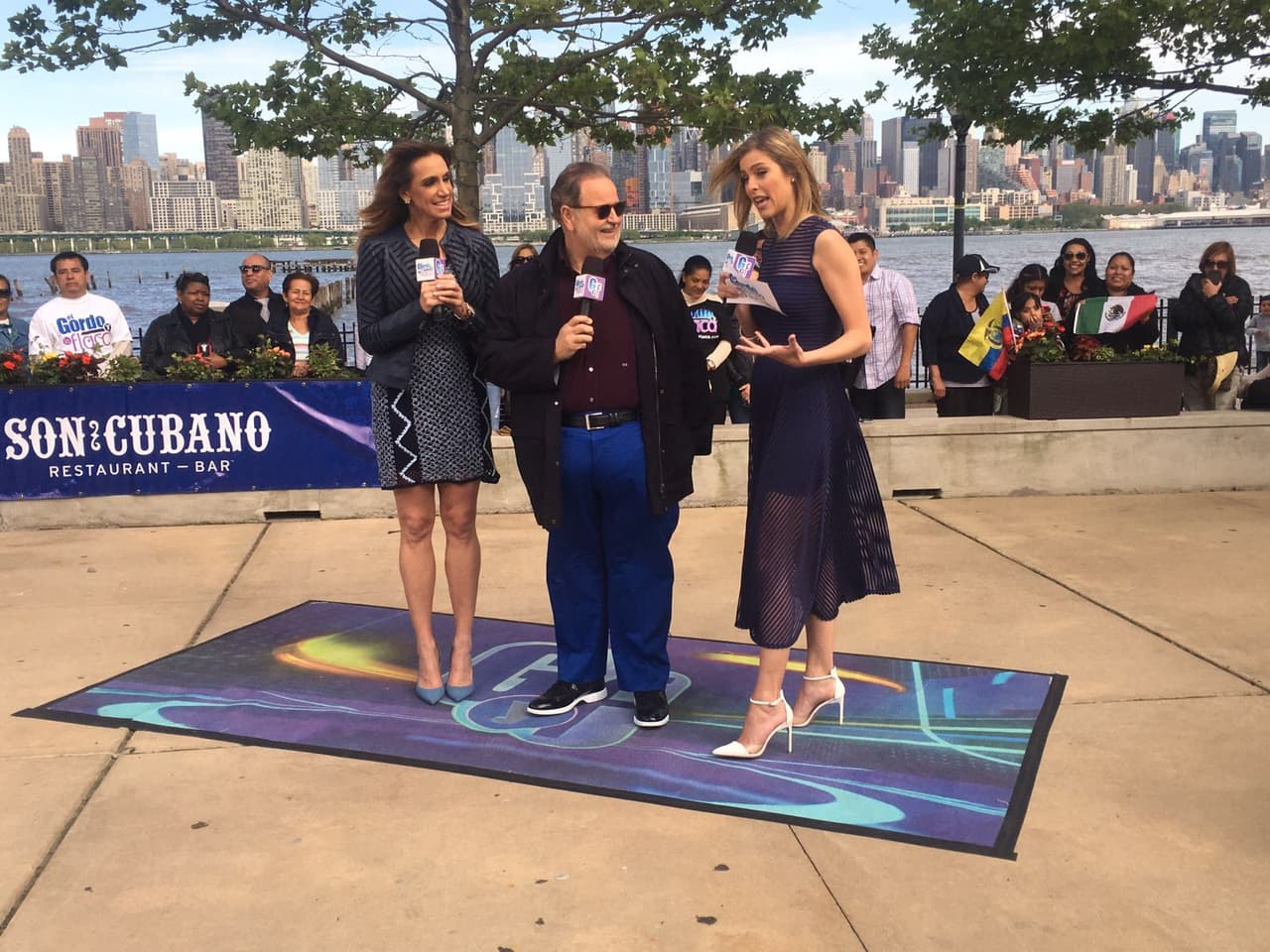 El viento despeinó a Daniela en pleno show