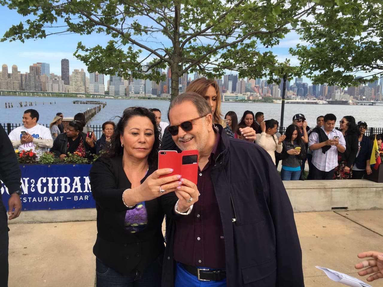 Raúl tomándose 'selfies' con sus fans
