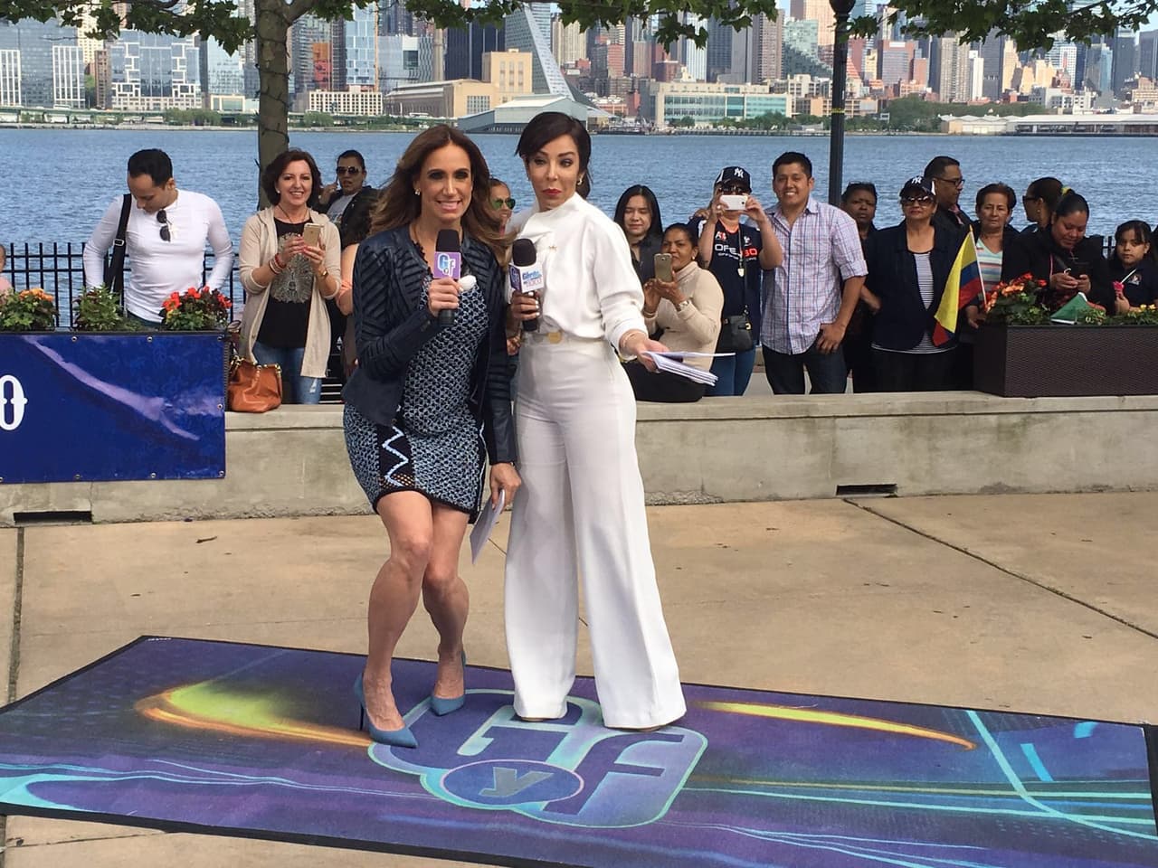 Gozando juntas en la gran manzana, Gelena y Lili