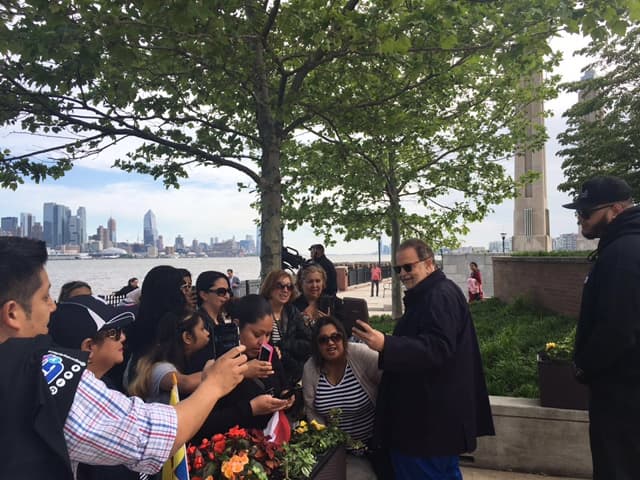 Todos quieren una foto con Raúl