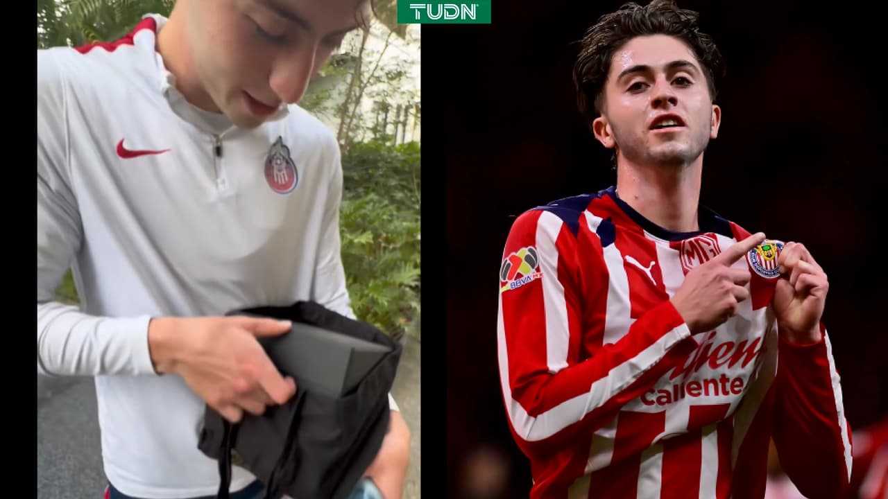 Brian Gutiérrez presume trofeo de Novato del Año en la Liga MX 
