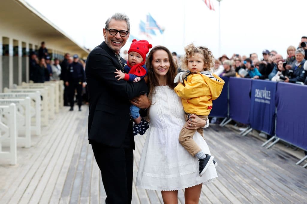 <b>Jeff Goldblum</b>, que es recordado por su protagónico en ‘Jurassic Park’ (1993), antes de conocer a su esposa, Emilie Livingston, jamás planeó convertirse en padre, pero con ella supo que quería formar una familia. Por eso a los 62 años le dio la bienvenida a Charlie Ocean de 6 y finalmente a River Joe de cinco.