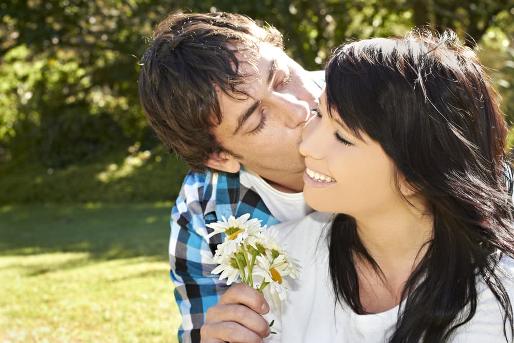 El signo del zodíaco al que perteneces puede influir en la forma en que besas, por lo que ahora te mostramos una pequeña guía sobre cómo besa cada uno, para saber cómo actuar frente a tu pareja. Ahora sí que, dime de qué signo eres, ¡y te diré cómo besas!