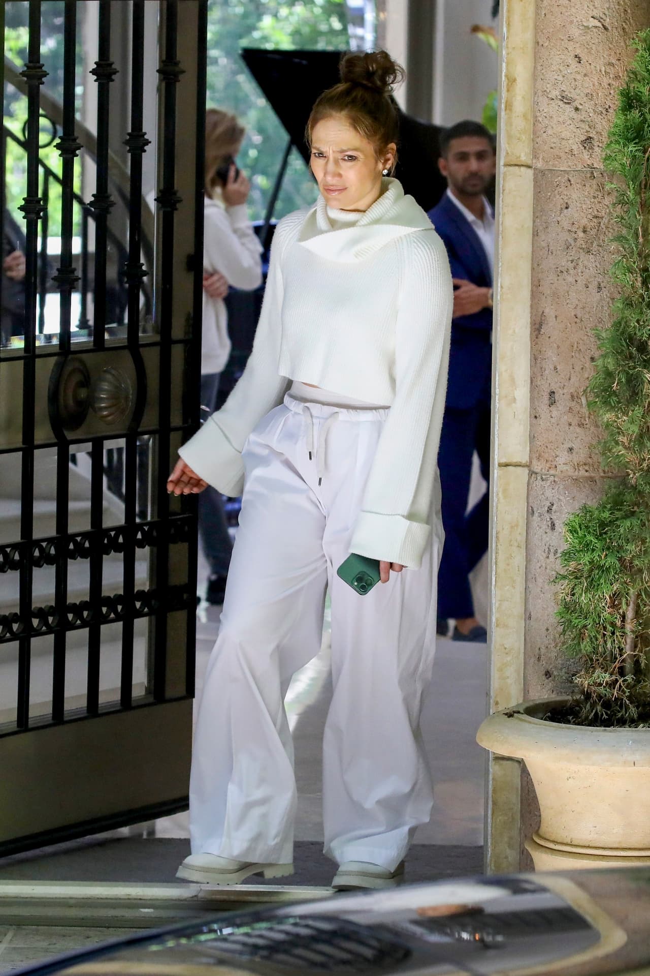 'La Diva del Bronx' complementó su atuendo con botines blancos y aretes discretos de brillantes. En esta ocasión no llevó lentes oscuros como de costumbre, por lo que se apreció un maquillaje natural.