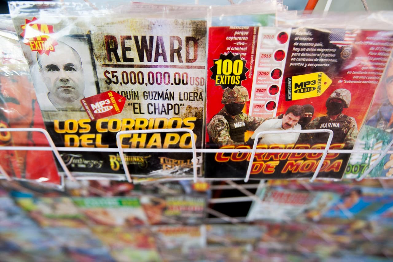 Las historias de fuga y captura de los narcotraficantes también han dado pie a 'narcocorridos' que se venden utilizando su imagen como promoción, a pesar de que están prohibidos en algunos lugares de México.