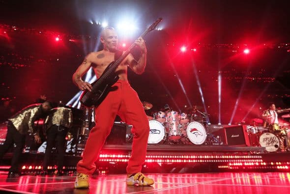 Un cuidado estilismo retro, una banda llena de energía y una particular mezcla de soul y rock sirvieron al cantante Bruno Mars para cautivar a la millonaria audiencia del Super Bowl durante el descanso de la gran cita anual del fútbol americano. Mars, de sólo 28 años y sobre quien planeaba la duda de si sería capaz de enfrentarse a un escenario de tal calibre, optó por un show directo y contundente. Tras una breve introducción a cargo de un coro de niños, un espectacular solo de batería sirvió para abrir el fuego y dar paso rápidamente al gran éxito "Locked Out of Heaven". Impecablemente vestido con una chaqueta dorada, despachó el tema junto a una banda con una amplia sección de viento que se lució en las coreografías. Sin más dilación, Mars descargó su segundo hit, "Treasure", y a continuación demostró su capacidad para fusionar el soul, el pop y el rock integrando en su espectáculo a los Red Hot Chili Peppers. La banda de Anthony Kiedis y Flea puso a saltar a todo el estadio Metlife con su clásico "Give it Away". Los rockeros californianos, a pecho descubierto como manda la tradición, solo necesitaron un par de minutos para demostrar que siguen en buena forma y ceder de nuevo el protagonismo a Mars.