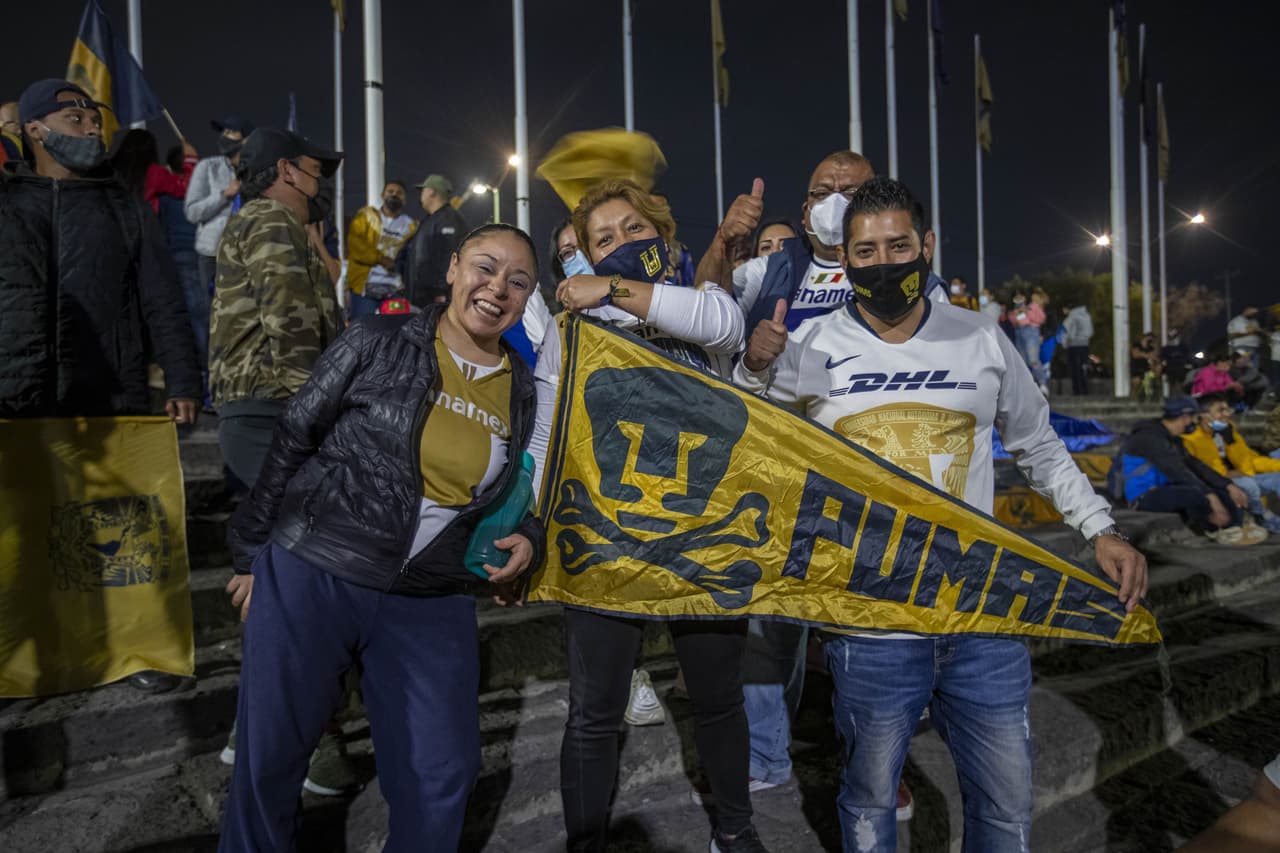 Autoridades de la Alcaldía Coyoacán resguardaron el perímetro del Estadio Olímpico Universitario horas antes del cotejo, pero nada detuvo a los hinchas auriazules para alentar a su escuadra en el primer episodio de la Gran Final del Guard1anes 2020.