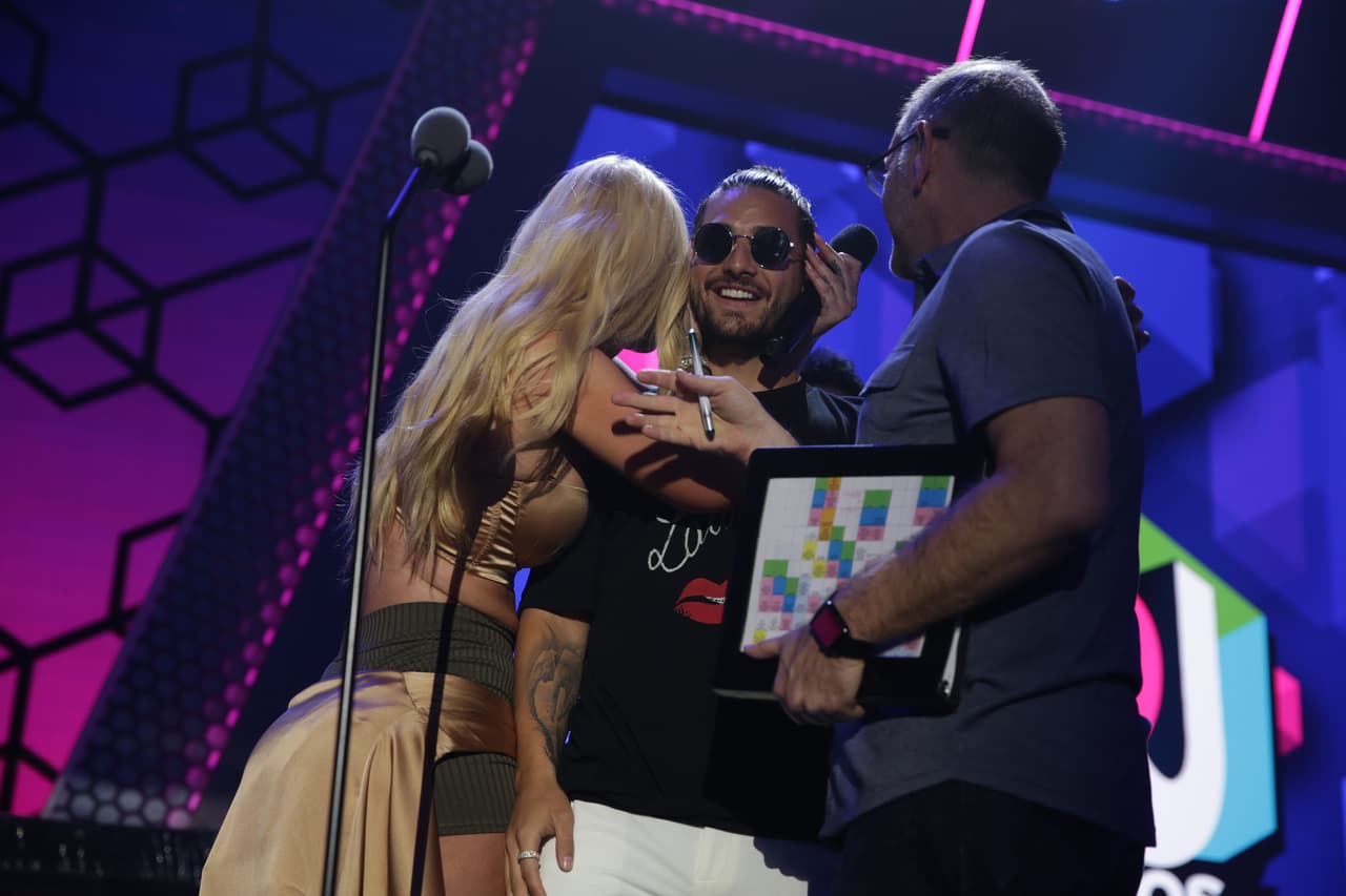 Pero la bailarina no fue la única que estuvo cerca de Maluma: el reggaetonero pudo compartir unos instantes el escenario con la rapera Iggy Azalea.