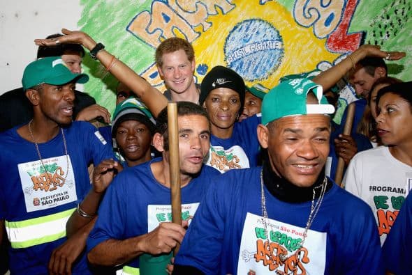 Estas personas que fueron atrapadas por las drogas encuentran en este barrio un poco de apoyo y Harry no quería sólo pasar de largo.