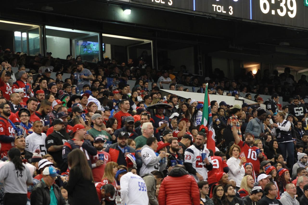 Miles de aficionados y apasionados de la NFL se dieron cita en el estadio Azteca para presenciar el duelo de Monday Night entre Raiders y Texans.