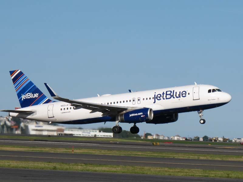 Arrestan a pasajero de JetBlue por exponerse indecentemente en pleno vuelo