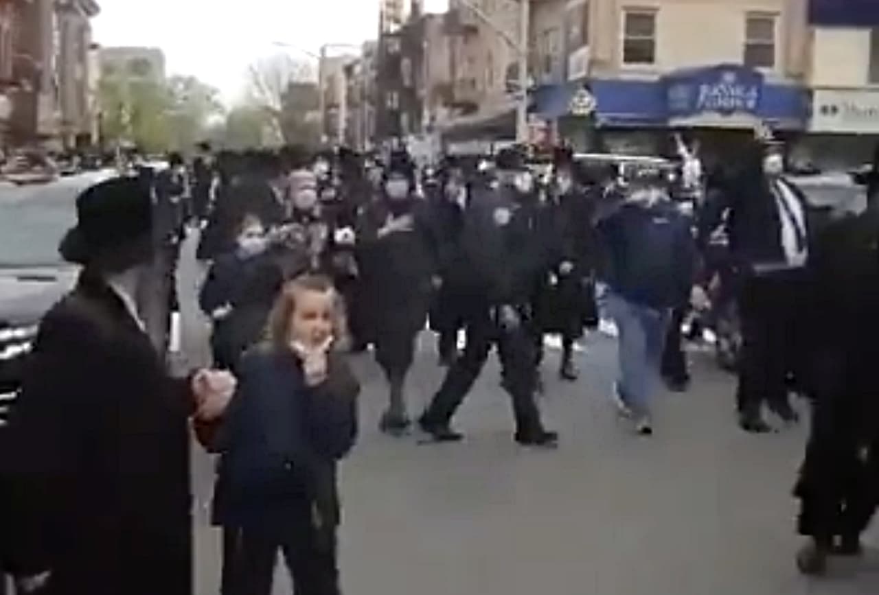 Ocurre otra vez: policía dispersa decenas de personas en funeral judío en Brooklyn