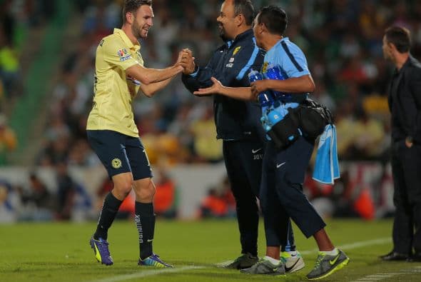 Layún no lo dudó y regresó a México para el Bicentenario 2010 sin embargo era muy criticado, aseguraban que no era un futbolista para el América y que debía salir del equipo de Coapa por su bajo rendimiento.