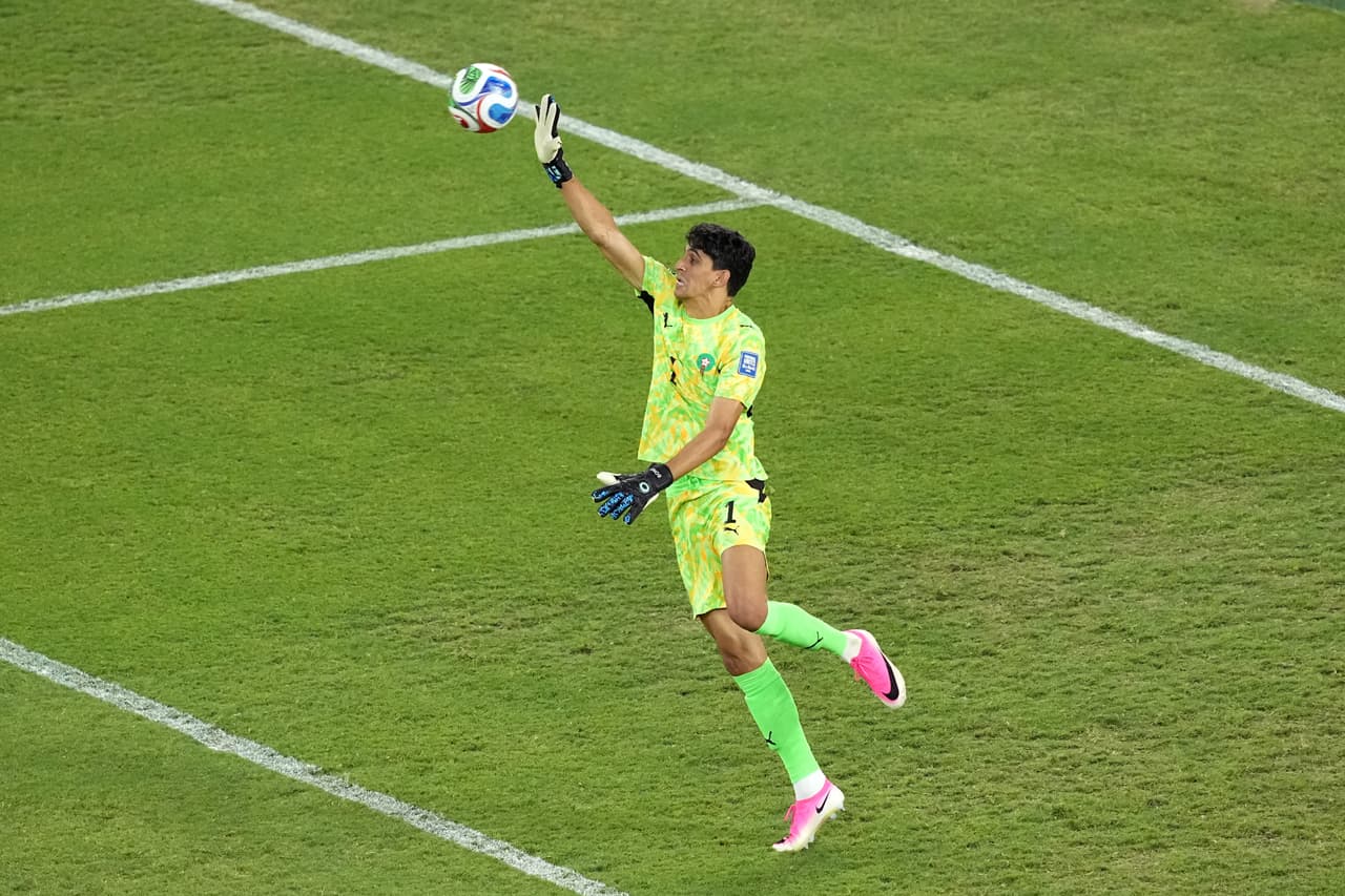 El portero de Marruecos, Yassine Bounou (1), realiza una atajada durante el partido de dieciseisavos de final de la Copa del Mundo entre los Países Bajos y Marruecos en Guadalupe, cerca de Monterrey, México, el lunes 29 de junio de 2026.