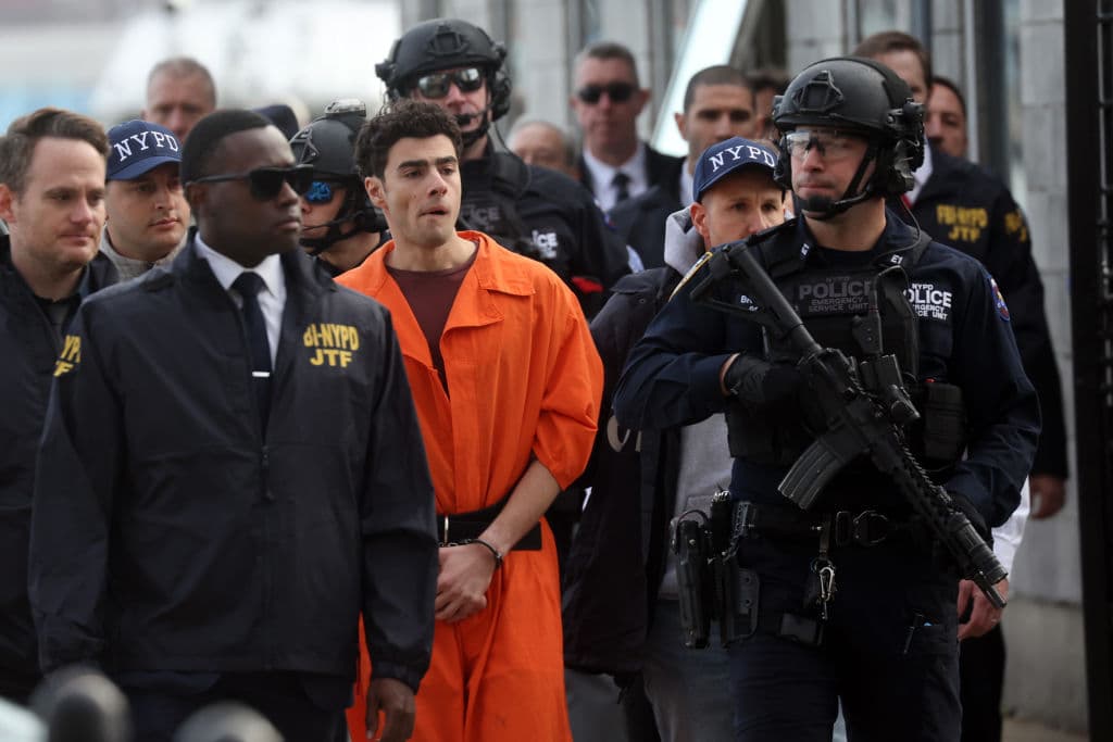 <b><a href="https://www.univision.com/noticias/estados-unidos/cronologia-asesinato-brian-thompson-ceo-unitedhealthcare-busqueda-asesino" target="_blank">En Nueva York</a></b>, 
<b>la fiscalía federal</b> le imputa 
<b>cuatro cargos</b>: 
<b>Asesinato utilizando un arma de fuego</b>, grave violación de ley que involucra el uso de un silenciador y otras dos acusaciones por acecho. Por el cargo de asesinato 
<b>se expone a la pena de muerte</b> en el estado, pero los fiscales no han expresado si pedirán este castigo para Mangione, en caso de que resulte culpable.