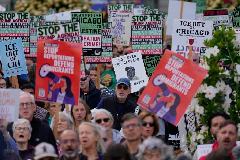 "Queremos combatir el miedo con educación": protestan en Chicago ante posible llegada de la Guardia Nacional