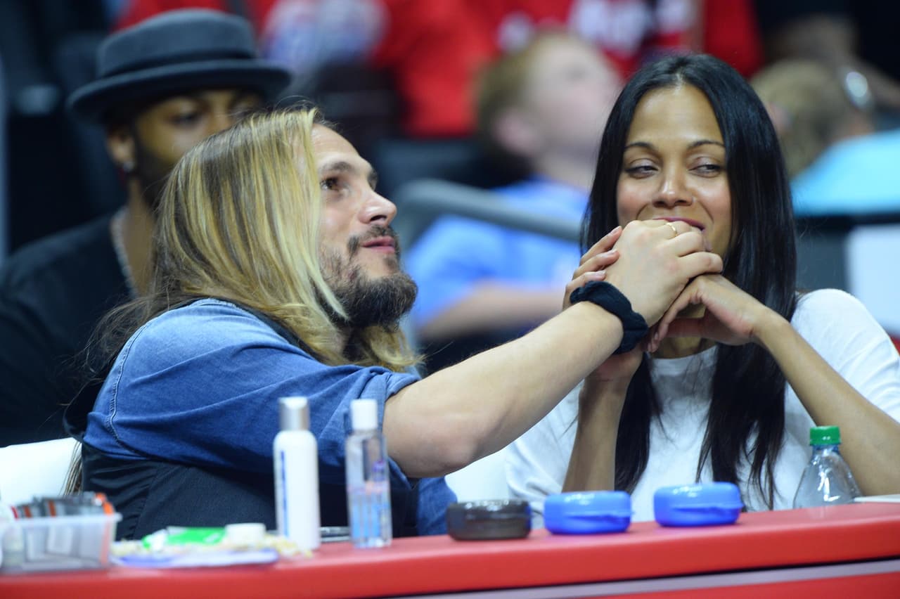 A pesar de tener pequeños en casa, la pareja se da tiempo para estar a solas.