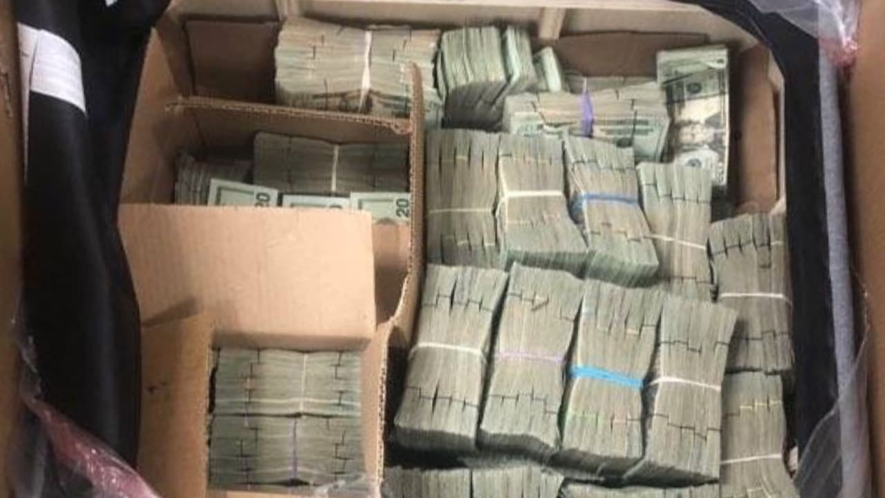 "Las organizaciones criminales intentaron exportar grandes sumas de dinero en efectivo para lavar sus ganancias mal habidas", dijo Robert Del Toro, director portuario interino de CBP. 
<br>