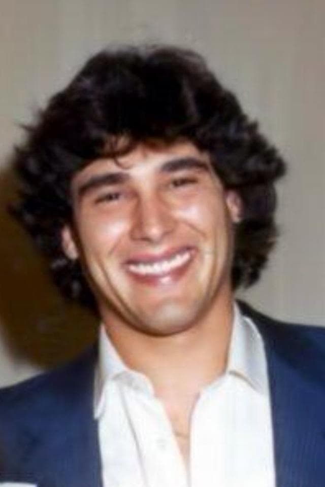 Este galán soñaba con ser un jugador profesional pero pronto descubriría una nueva pasión.