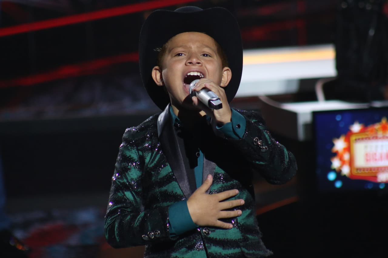 El segundo show de Pequeños Gigantes arrancó con el duelo pendiente entre 'Canelito' y Lisandro. Canelito interpretó 'Vas a llorar por mi' de la Banda El Recodo. Rodrigo sorprendió de tal manera que hasta Nacho le dio una ovación al terminar su presentación.