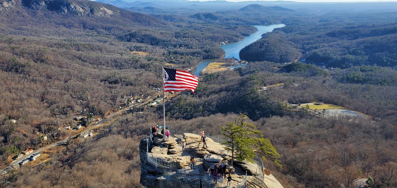 <b>Chimney Rock State Park</b>
<br>
<b>Sitio web</b>: 
<a href="https://www.ncparks.gov/state-parks/chimney-rock-state-park">https://www.ncparks.gov/state-parks/chimney-rock-state-park</a> 
<br>
<b><a href="https://maps.app.goo.gl/hep4mCYfmfsPkmDX8">Cómo llegar</a> </b>
<br>
<br>Ubicado en el condado de Rutherford, a 40 kilómetros al sureste de Asheville, 
<b><a href="https://www.univision.com/local/north-carolina-wuvc/maravilla-natural-de-carolina-del-norte-que-debes-visitar-este-2023-fotos">el Parque Estatal Chimney Rock</a></b> ofrece algunos de los paisajes montañosos más espectaculares de Carolina del Norte.