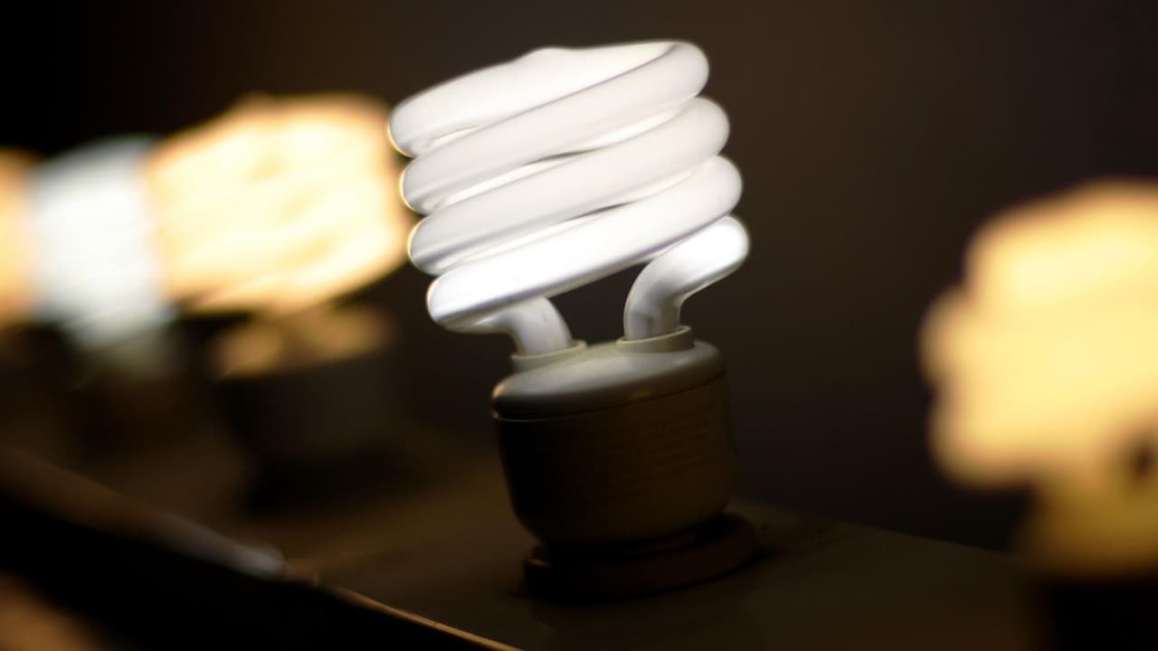 Conoce cuáles son los errores comunes que debes evitar para ahorrar dinero con la factura de energía