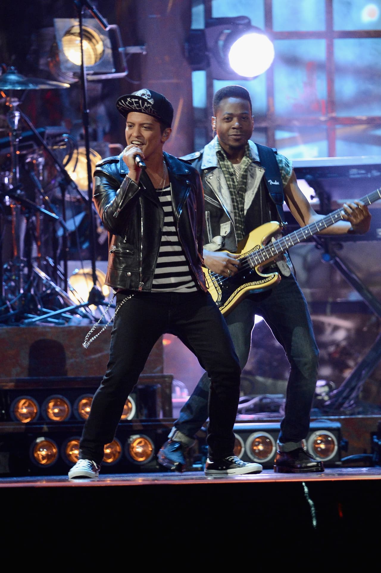 Bruno Mars es otro que comienza a abarrotar cada arena en la que se presenta, y es por eso que el chico gana 400 mil dólares por cada noche de espectáculo.