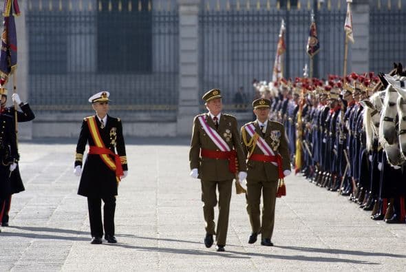 Los , 292,752 que recibe en total anualmente (poco más de $374,722) equivaldrían al 3.47% de lo que el Estado español destina al sostén de la Familia Real.