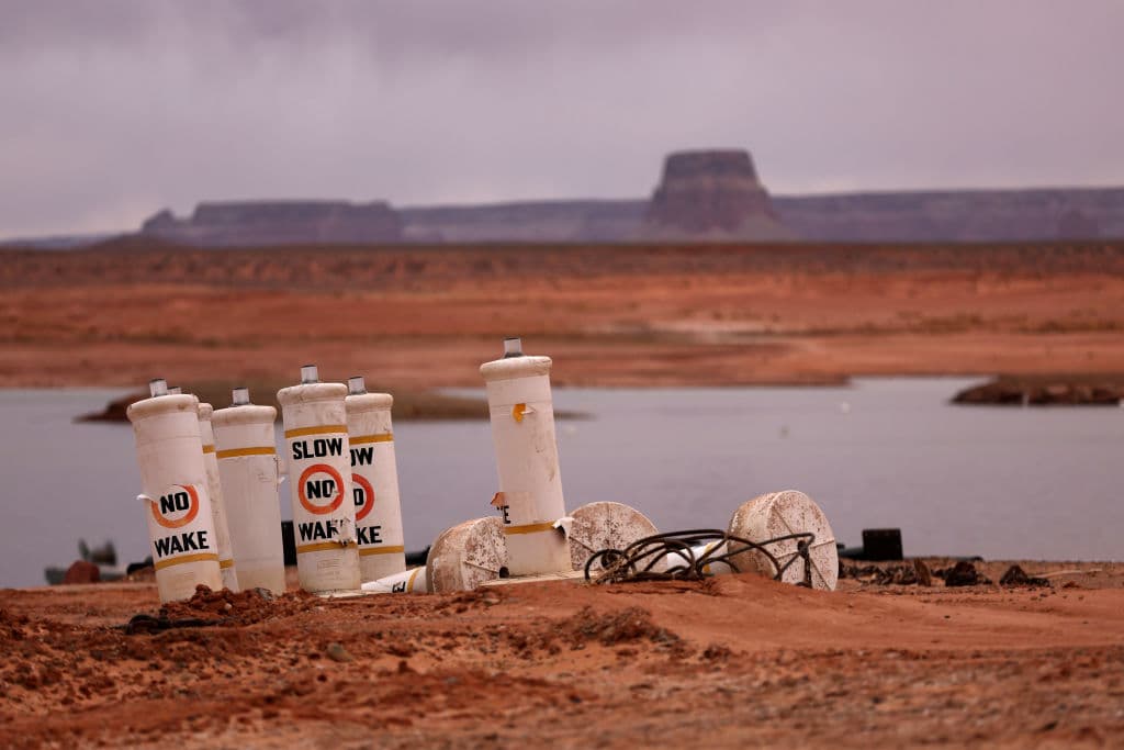 Esta imagen se tomó a finales de marzo de 2022, en el lago Powell, de Arizona, perteneciente al río Colorado. Los actuales niveles de agua del lago Powell son los más bajos desde que se creó el lago en 1963, a partir de una represa en el Río Colorado. El lago Powell se encuentra actualmente al 25% de su capacidad y ha perdido al menos el 7% de su capacidad total.