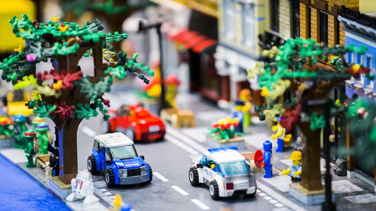 El evento también tiene un enfoque solidario. Parte de los ingresos apoyan a
<b> Creations for Charity,</b> una organización que dona sets nuevos de LEGO a niños en situación vulnerable durante las fiestas.