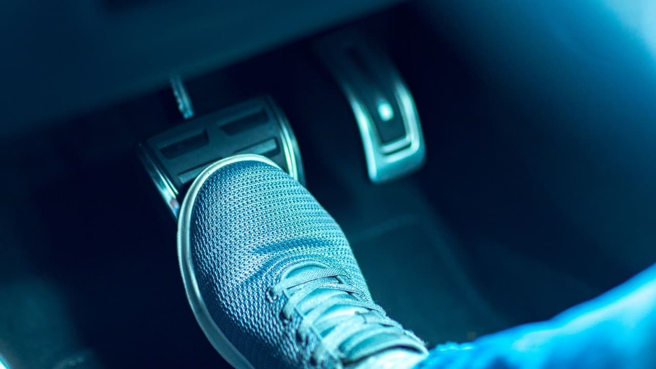 <b>Mantén la velocidad uniforme:</b>Mantén la velocidad lo más uniforme posible, busca fluidez en la circulación evitando frenar, acelerar y cambiar de marcha si no es necesario. Para decelerar, levanta el pie del acelerador y antes de accionar el pedal de freno, si la situación lo permite, puedes dejar que sea el freno motor el que actúe primero. Si has de frenar, hazlo de forma suave y reduce de marcha lo más tarde posible, con especial atención a las cuestas en bajada.
<br>