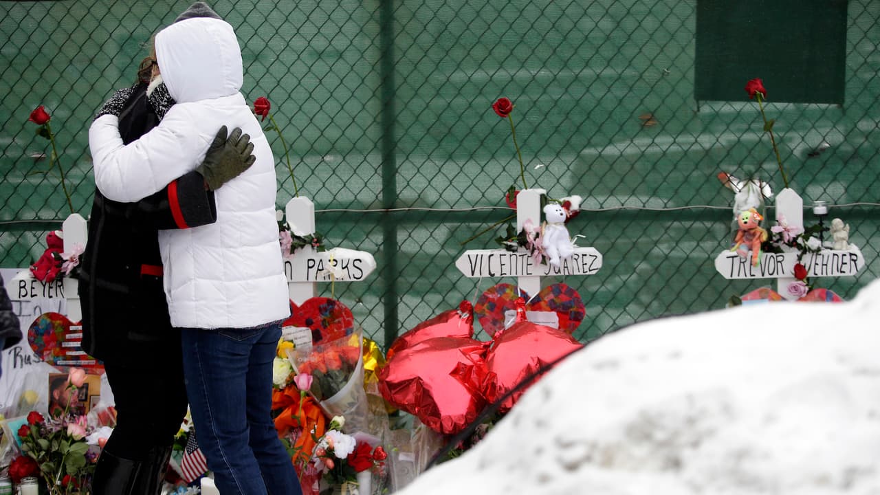 <b>Aurora, Illinois</b>
<br>Un hombre abrió fuego en su lugar de trabajo, en una fábrica ubicada a unas 40 millas al oeste de Chicago, asesinando a cinco personas. Las autoridades informaron que el sospechoso del ataque, identificado como Gary Martin, de 45 años, acababa de ser despedido. Martin murió al enfrentarse a disparos con las autoridades.
<br>