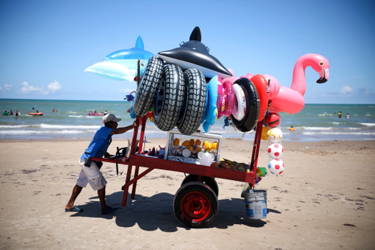 A unas nueve millas al sur del río Bravo se encuentra un poblado donde conviven turistas con pescadores, y algunos de ellos también se dedican a transportar cocaína. Del lado de EEUU la zona está prácticamente deshabitada y la ciudad más cercana, Brownsville, está a 24 millas. Hay un control de la Patrulla Fronteriza, una tienda de armas y
<a href="https://www.univision.com/local/los-angeles-kmex/el-espectacular-lanzamiento-de-un-cohete-de-spacex-ilumina-el-cielo-nocturno-de-los-angeles-fotos">un terreno donde lanza cohetes empresa SpaceX</a>. La ubicación remota de la playa y la falta de vigilancia facilita el narcotráfico, un negocio que cambió la vida del lugar.