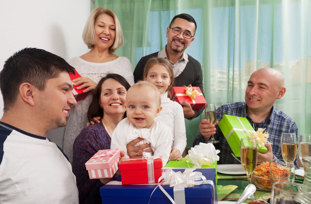 Para ganarte a un Acuario puedes obsequiarle algo que tenga que ver con la más reciente tecnología, como alguna pantalla 4K, un nuevo teléfono inteligente. Apreciarán objetos de vanguardia o que les despierte su curiosidad y sorpresa. Cualquier cosa que sea novedosa y tecnológica, los mantendrá fascinados.