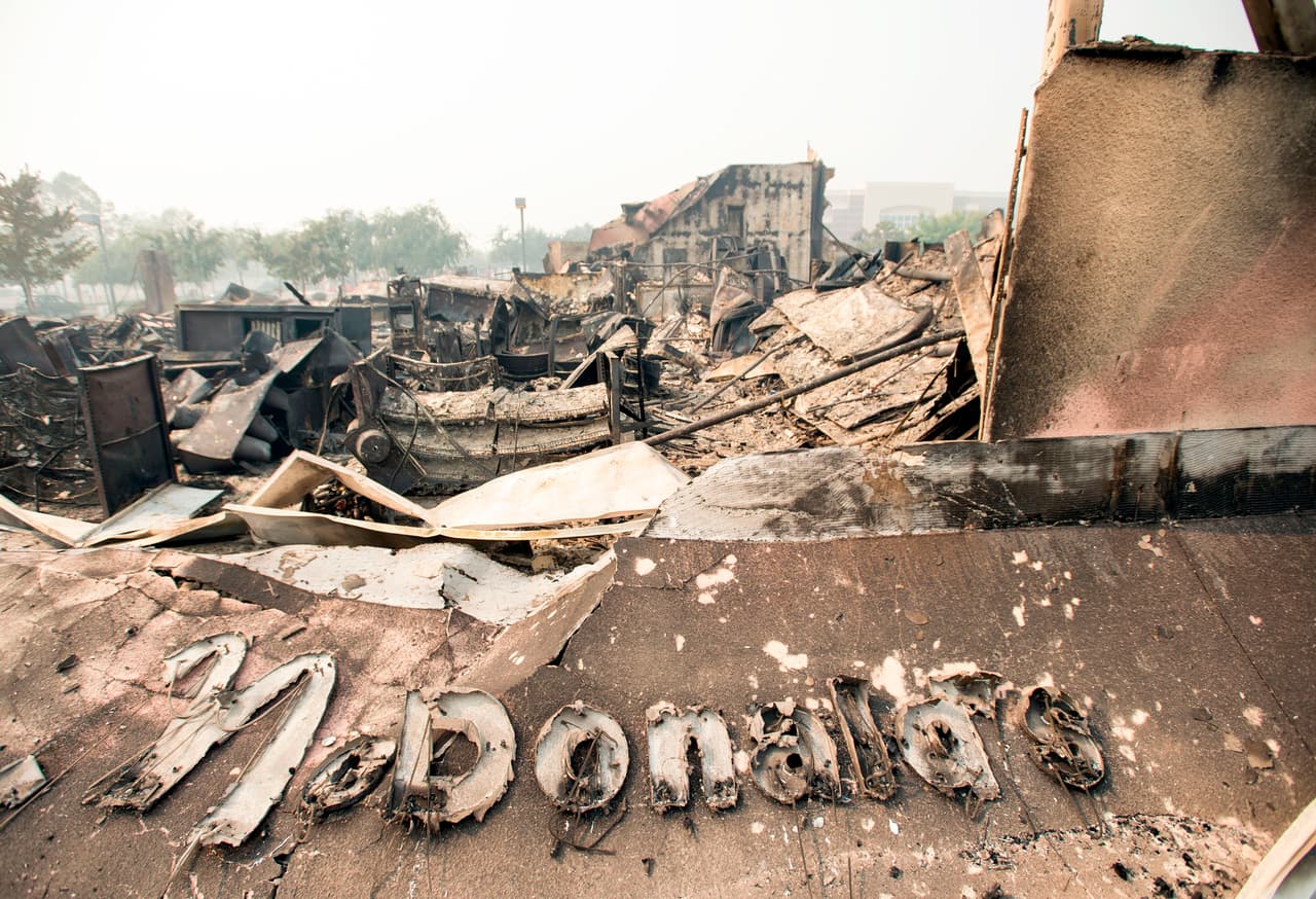 Un restaurante McDonald's quedó destruido por el fuego que arrasó en la ciudad de Santa Rosa, California, el 10 de octubre de 2017.
