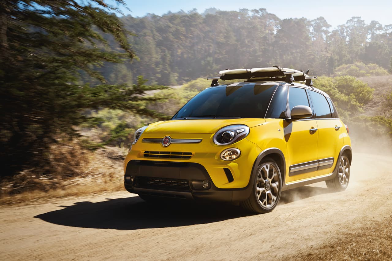 <b>10. Fiat 500L</b>: Según Consumer Reports la camioneta basada en el Fiat 500 tiene varios defectos significativos. La publicación culpa la aparición del único auto de marca extranjera en esta lista a “los pésimos resultados de sus pruebas de manejo, sus asientos planos y a sus extraña posición de manejo”. CR también nos recuerda que el Fiat 500L obtuvo un la calificación de ‘Pobre’ en la prueba de impacto frontal esquinero conducida por el
<b>Instituto de las Aseguradoras para la Seguridad Vial</b> (IIHS por sus siglas en inglés).