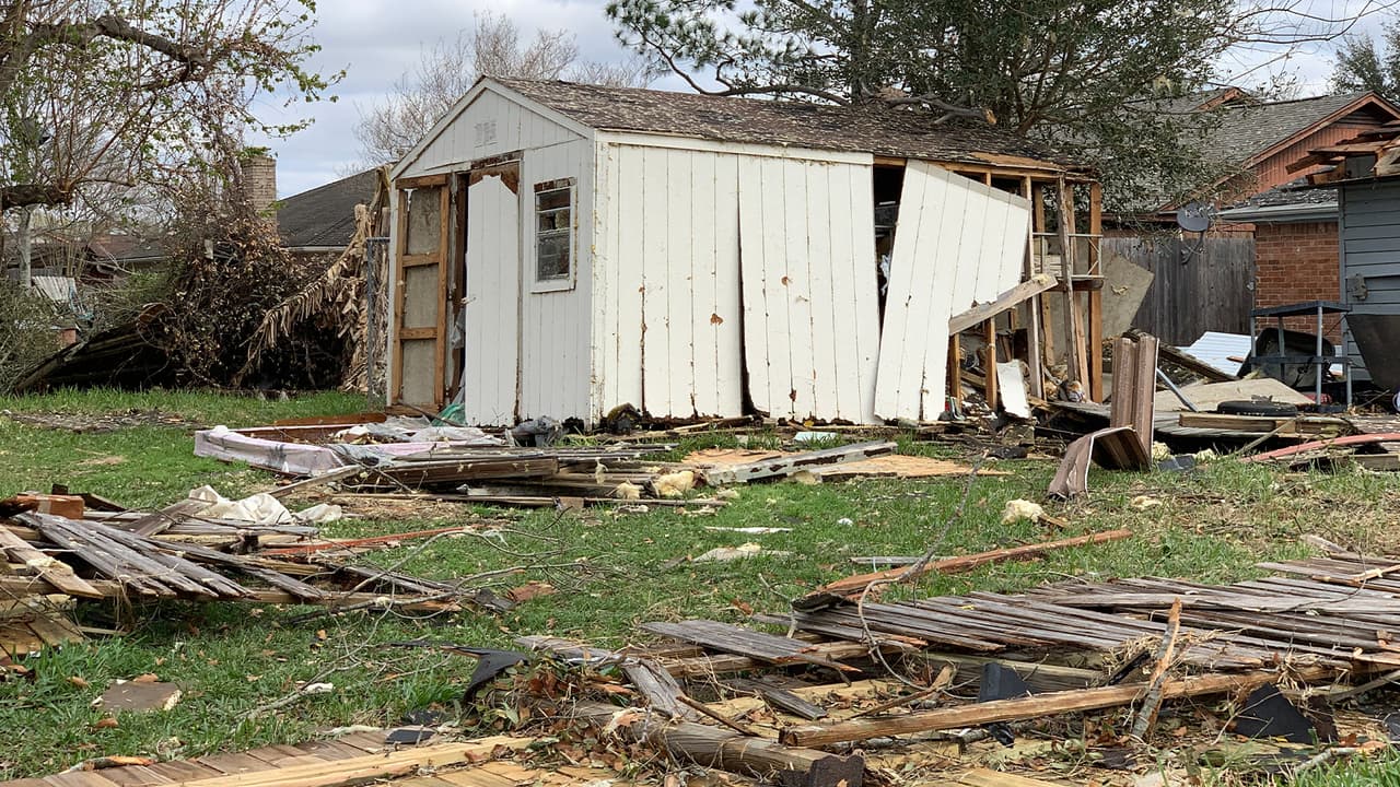 Poco antes de las 3:00 pm del martes, el Servicio Meteorológico Nacional informó que un
<b> "tornado grande, extremadamente peligroso y potencialmente mortal" </b>estaba cerca de Pasadena y se dirigía hacia Baytown.
