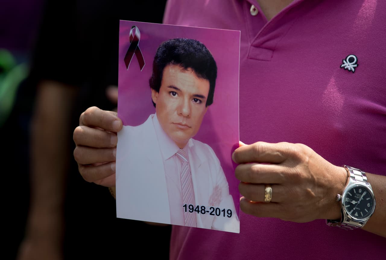 En vivo: Las cenizas de José José llegan a México y comienza su recorrido hacia Bellas Artes