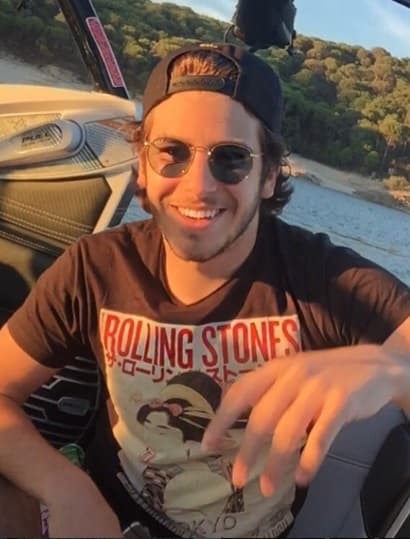 Ignacio es la mano derecha de la cantante, y para todos lados va con él.