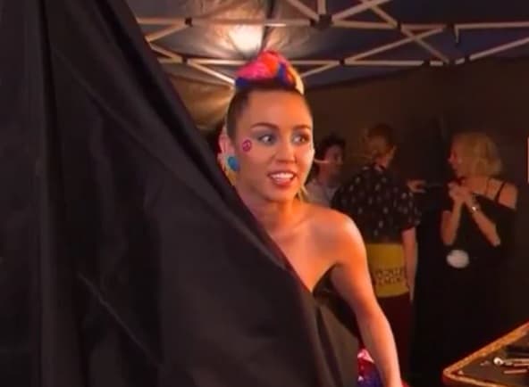 Por si fuera poco, Miley enseñó un pezón. En un descuido, la cantante estaba haciendo un enlace y ¡pum! Dejó todo su encanto al descubierto.