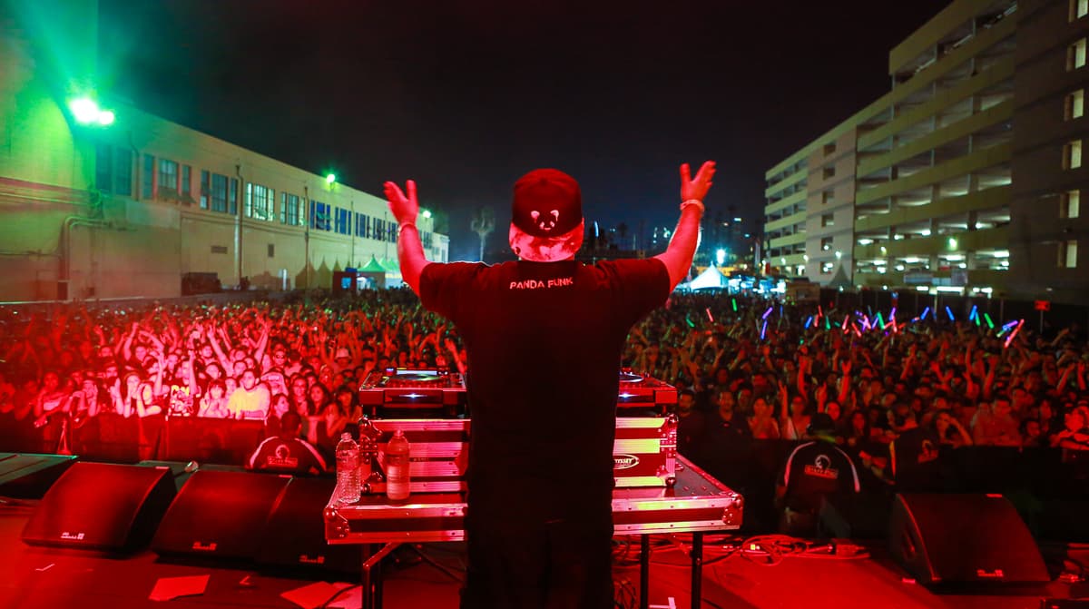 Damos un vistazo atrás a lo mejor del “Supersónico 2014”; moda, arte y mucha música hicieron parte de este gran festival y que este año promete mucho más, con artistas de la talla de Aterciopelados, Ximena Sariñana, Kinky, Nortec: Bostich & Fussible, para más info visita supersonico.me