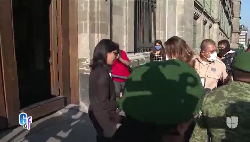 Desesperada, el pasado 19 de mayo acudió a Palacio Nacional para
<b><a href="https://www.univision.com/shows/el-gordo-y-la-flaca/en-plena-pandemia-ninel-conde-entrego-una-carta-para-pedir-ayuda-al-presidente-de-mexico-y-recuperar-a-su-hijo-video" target="_blank"> hacerle llegar a Andrés Manuel López Obrador una carta</a></b> pidiéndole ayuda para resolver su caso. 
<br>