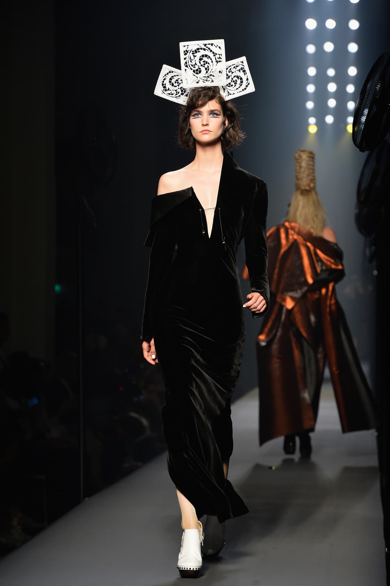 Así como Karl Lagerfeld tiene a su lado a Kendall Jenner, JP Gaultier se fía de la modelo española Amanda Moreno.